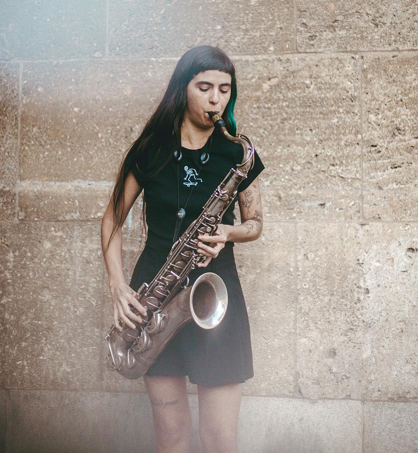 Camila Nebbia, Tenorsaxophon Solo